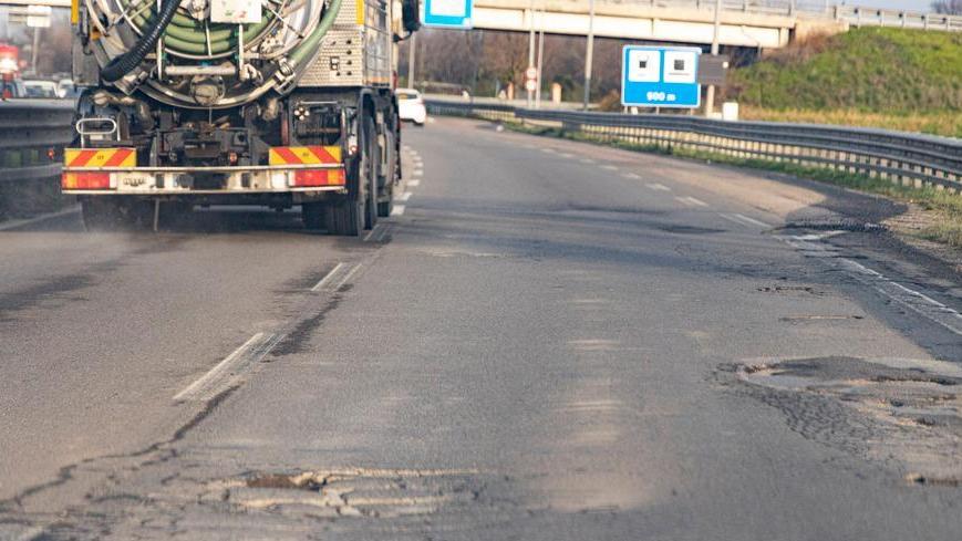 Modena, la tangenziale è sempre un colabrodo: rattoppi a metà
