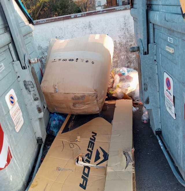 Modena «Qui lasciano rifiuti e spazzatura per evitare la raccolta porta a porta» 