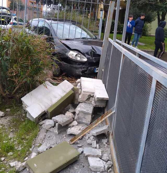 Auto a folle velocità contro un cancello, tragedia sfiorata a Sassari. Il conducente fugge