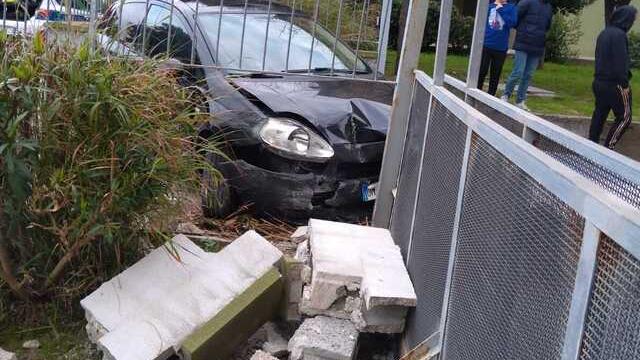 Auto a folle velocità contro un cancello, tragedia sfiorata a Sassari. Il conducente fugge