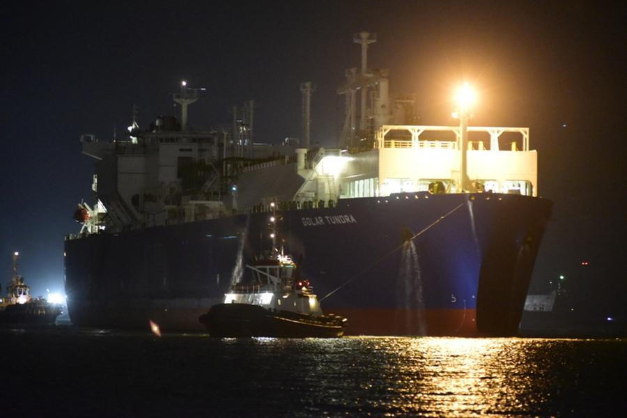 La nave Golar Tundra ha attraccato: è arrivato il rigassificatore di Piombino