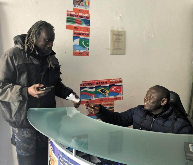 Ousmane e l’agenzia di affari: «Così aiuto gli altri immigrati» 