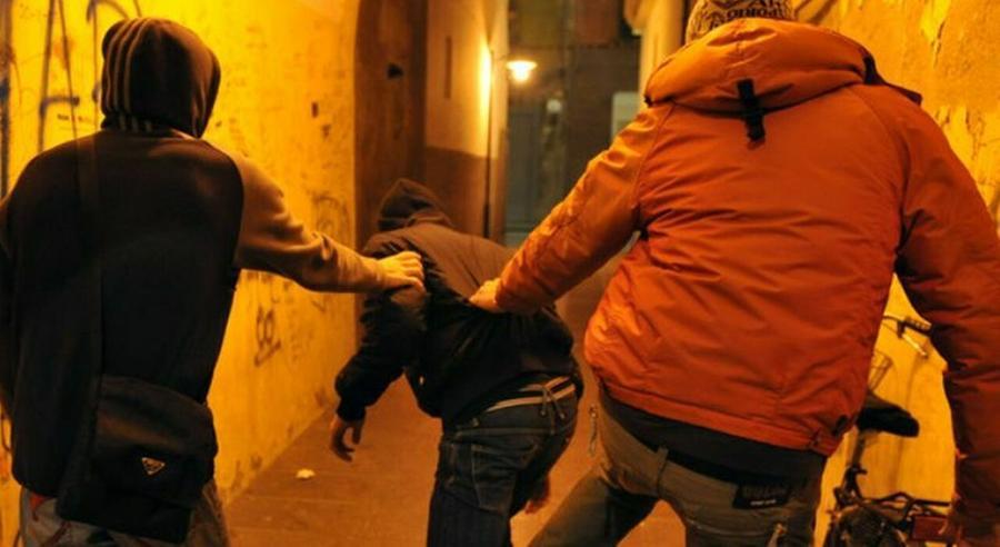 Empoli, quindicenne rapinato dal branco mentre va a prendere il bus: torna l’incubo baby gang
