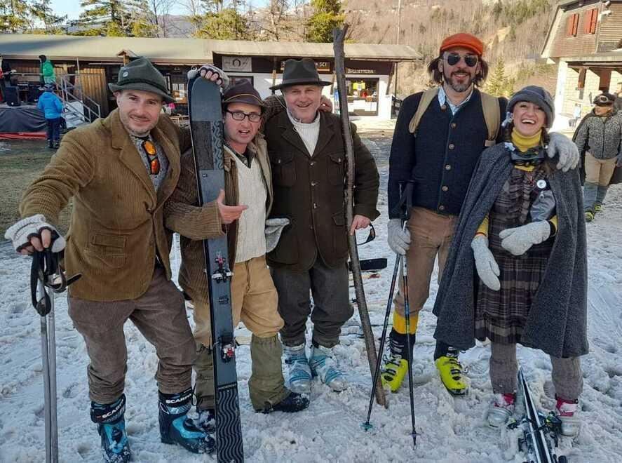 Arrivati da mezza Italia per sciare all’Abetone in abiti vintage: la gara è un successo