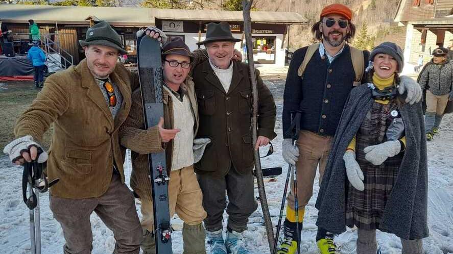 Arrivati da mezza Italia per sciare all’Abetone in abiti vintage: la gara è un successo