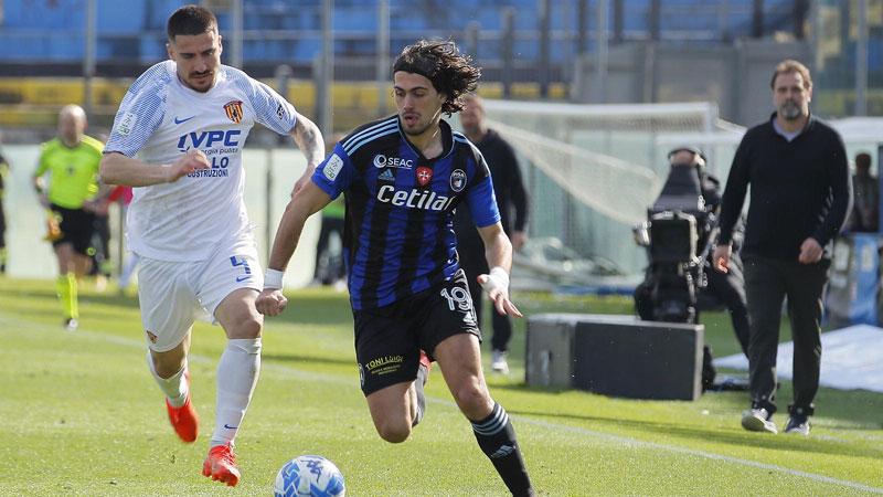 
	Esteves in azione contro il Benevento (Foto Muzzi)


