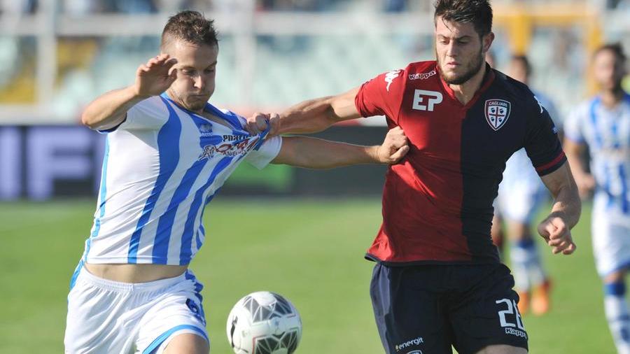 Cerri, a destra, con la maglia del Cagliari