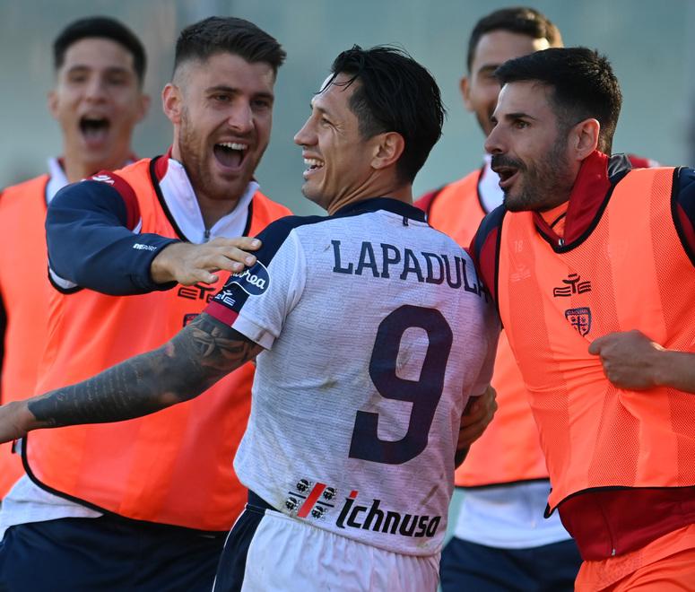 Lapadula cecchino infallibile e il Cagliari sogna la serie A 