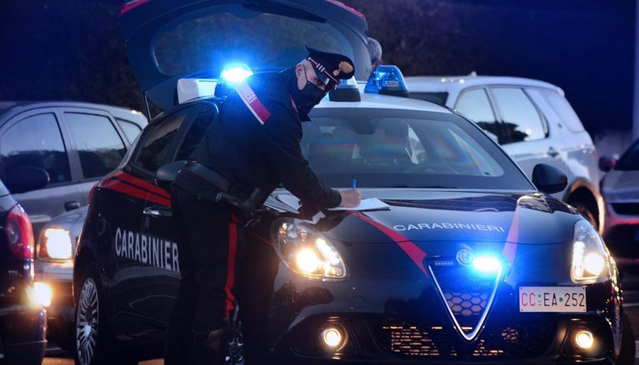 Corre in paese con l’auto, provoca un incidente con due feriti e scappa: denunciato