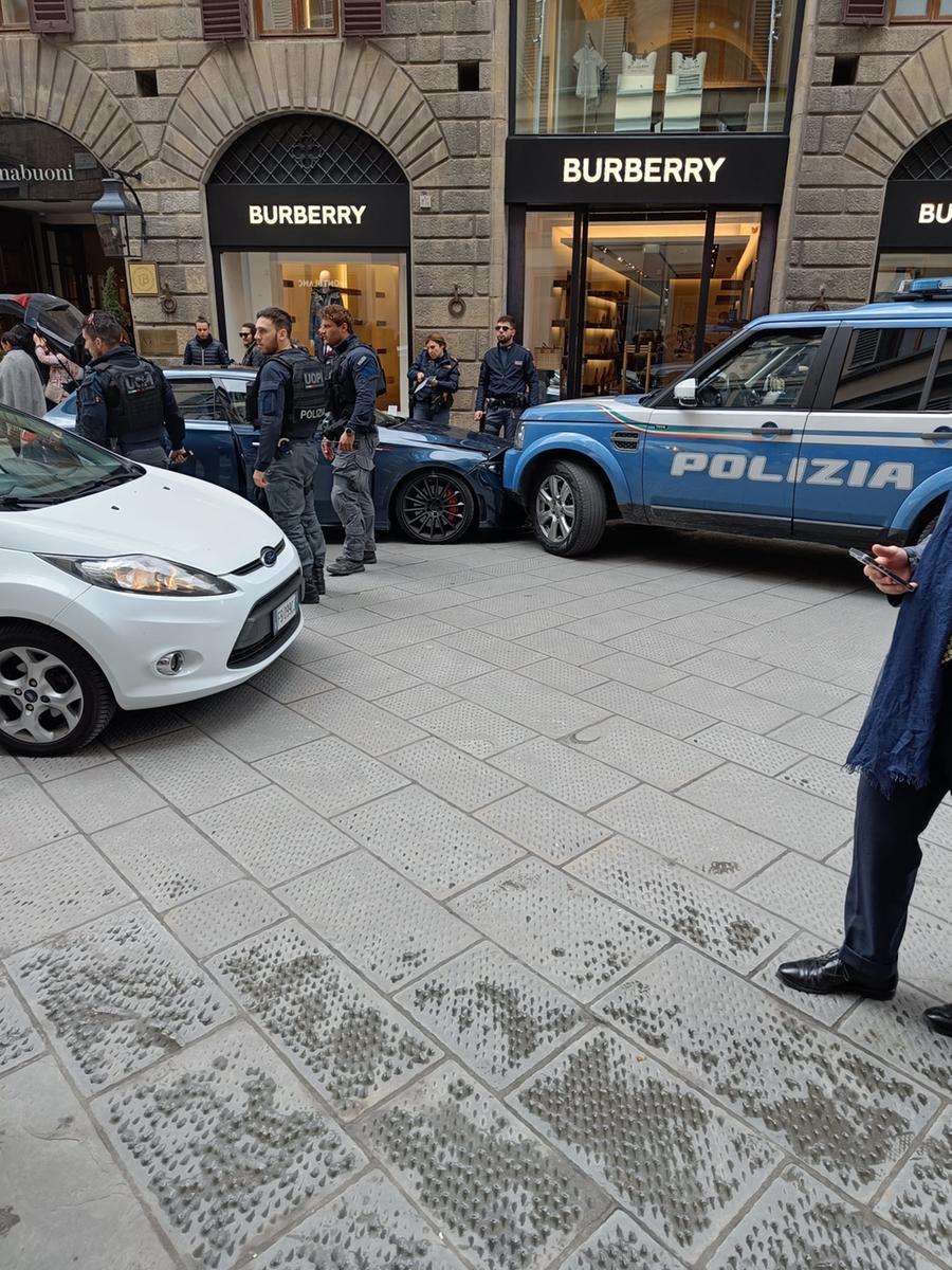 Firenze, terrore in centro: polizia insegue un’auto che fugge all’alt e rischia di falciare i pedoni