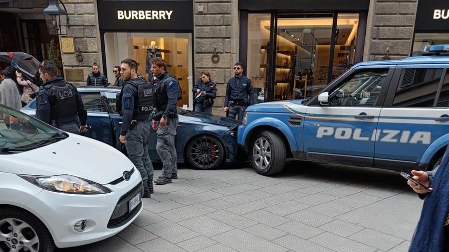 Firenze, terrore in centro: polizia insegue un’auto che fugge all’alt e rischia di falciare i pedoni