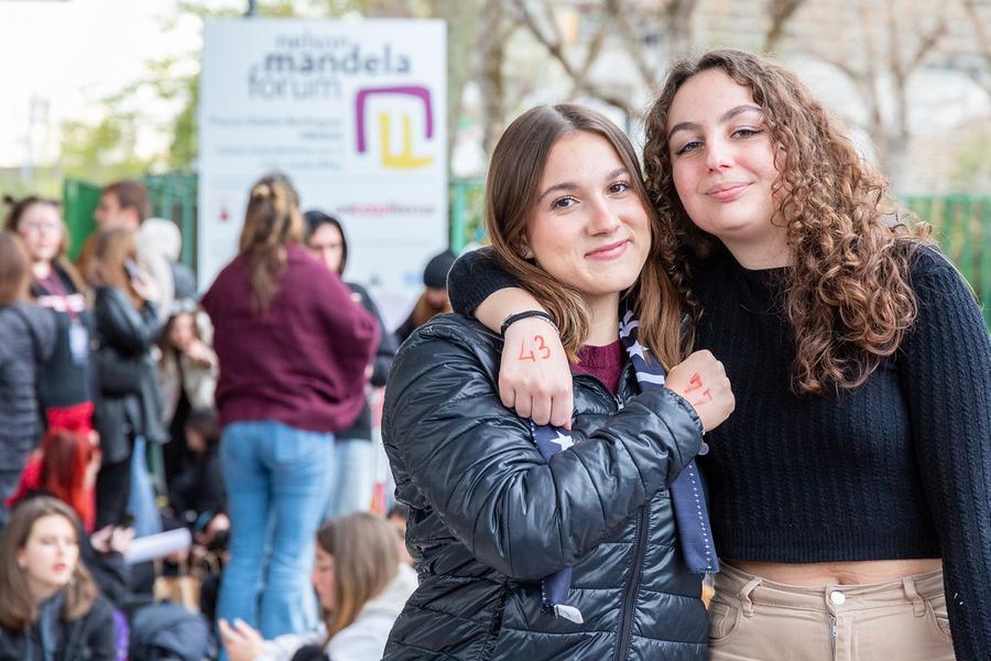 È il giorno dei Maneskin: Firenze si tinge di rock. Al Mandela tutti in fila col numero rosso stampato sulle mani – Video