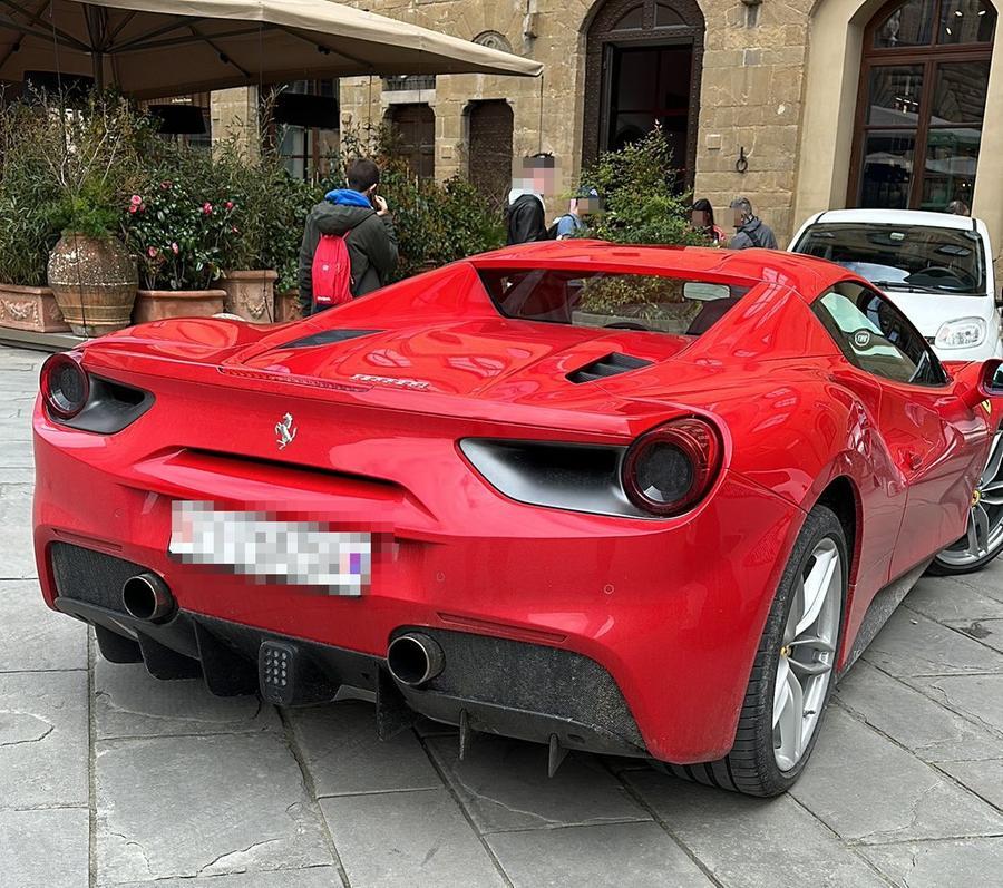 Parcheggia la sua Ferrari in piazza della Signoria a Firenze: multe per 470 euro