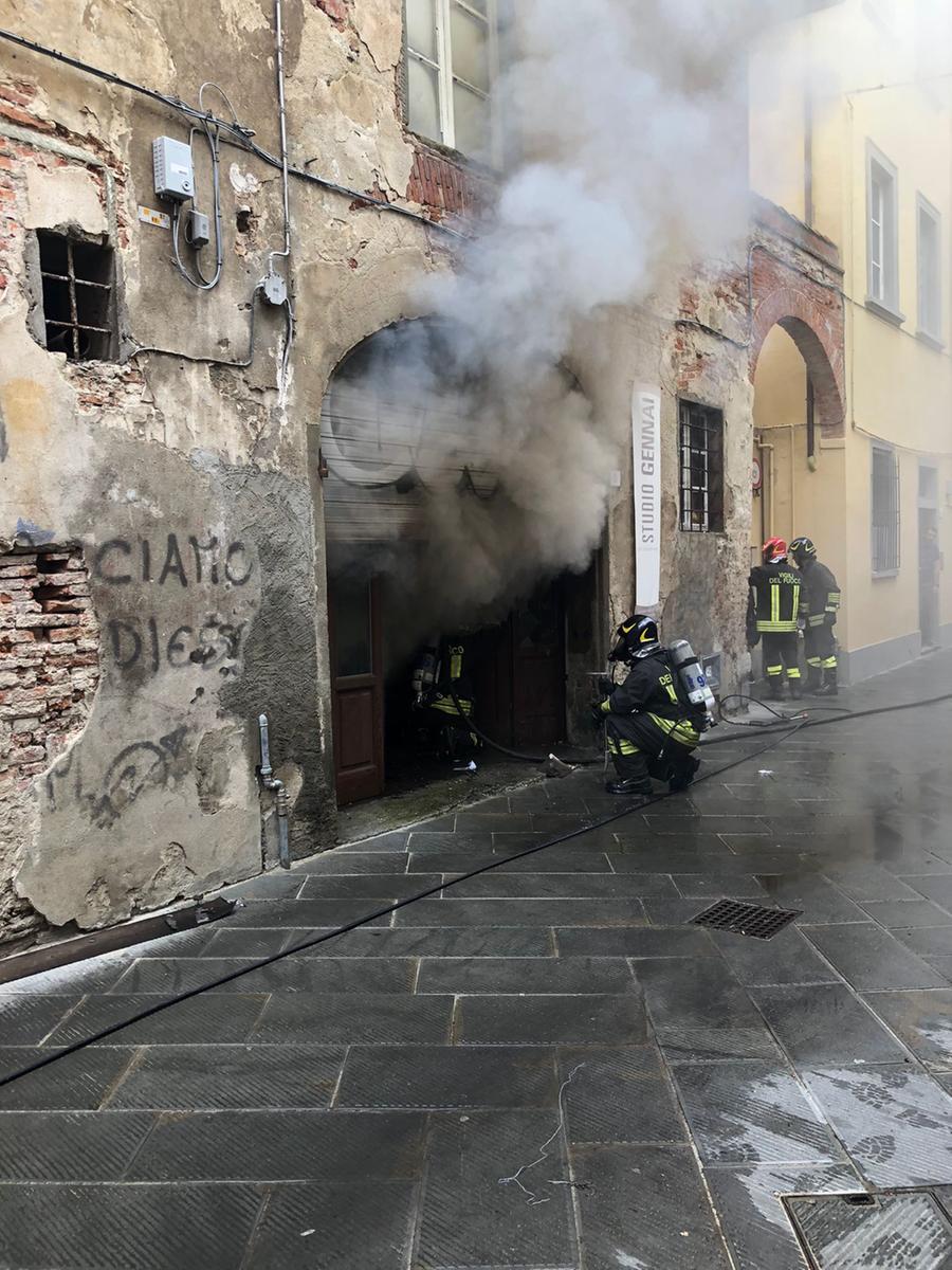 Pisa, incendio nello studio d’arte in via San Bernardo: opere in cenere