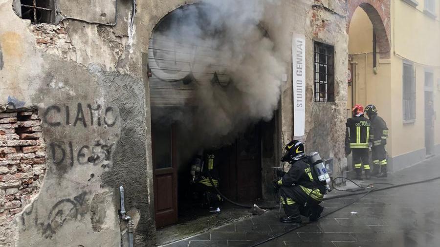 Pisa, incendio nello studio d’arte in via San Bernardo: opere in cenere
