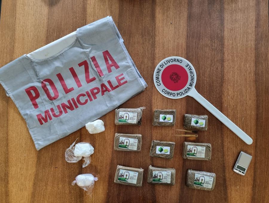 Livorno, trovano un chilo di droga durante lo sgombero di una casa popolare a Shangai