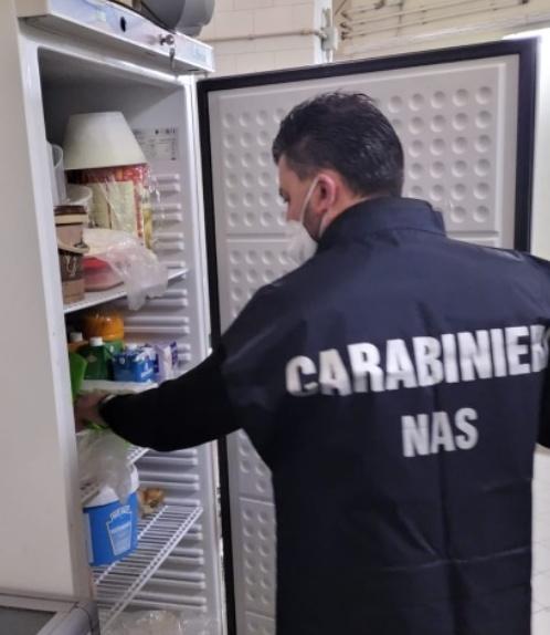 Cibo scaduto e sporcizia in cucina Il Nas chiude attività di home food