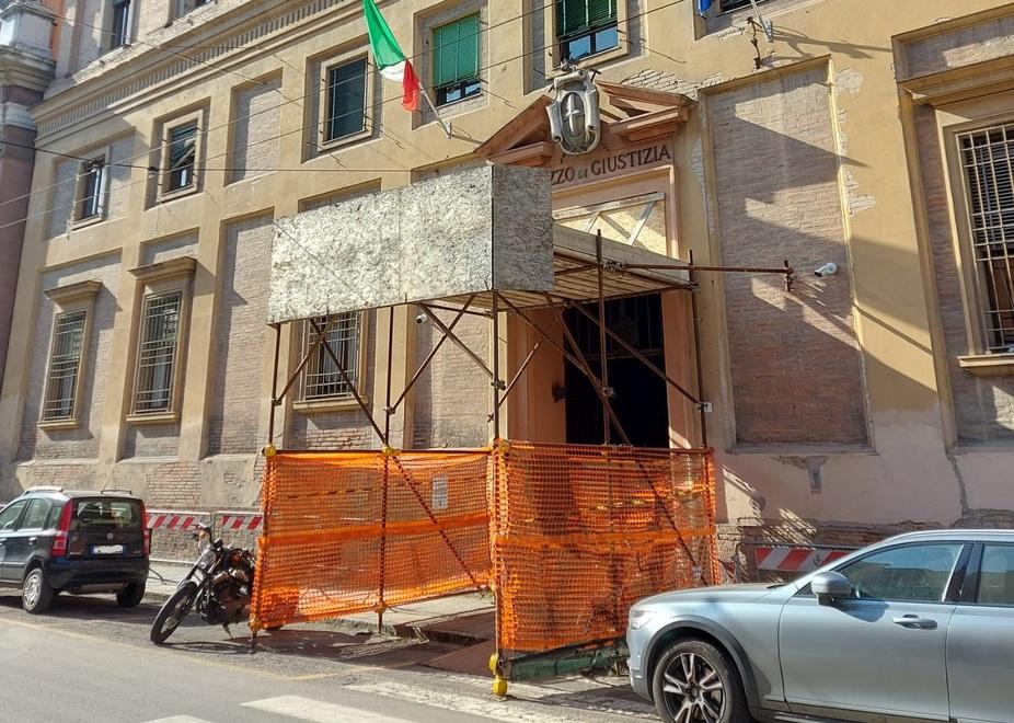 Pavullo. Violenze sessuali al supermarket: il direttore ora chiama i politici 