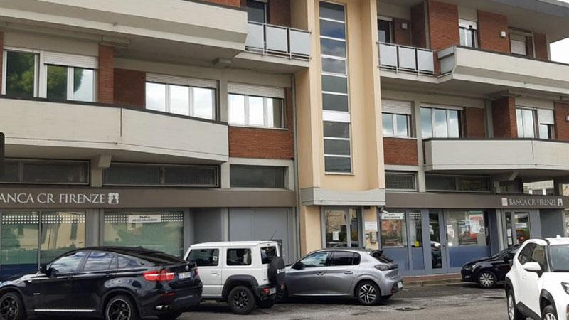 Pasticcere picchiato e rapinato: l’agguato appena uscito dall'auto per andare in banca