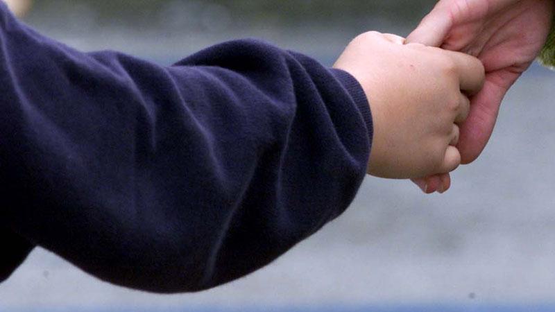 Lasciò sola in casa la figlia di 5 anni uscendo dopo la moglie: lui condannato, lei assolta