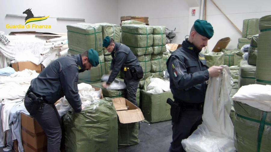 Controlli nei pronto moda di Prato, sequestrati 130mila vestiti