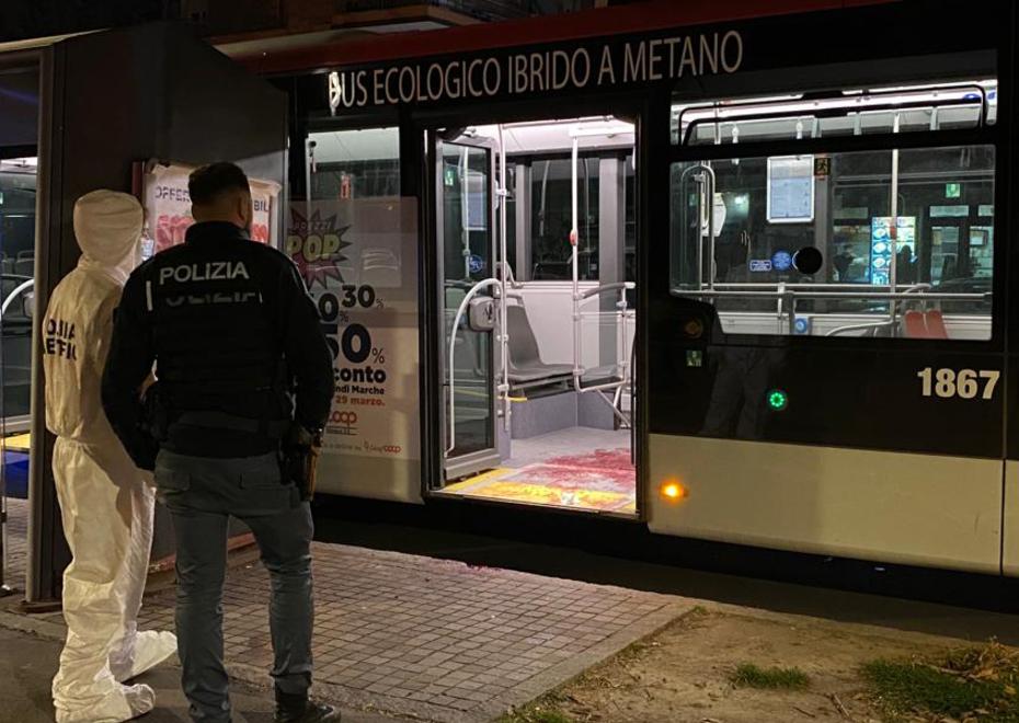 Accoltellamento sul bus i due fratelli sono già liberi