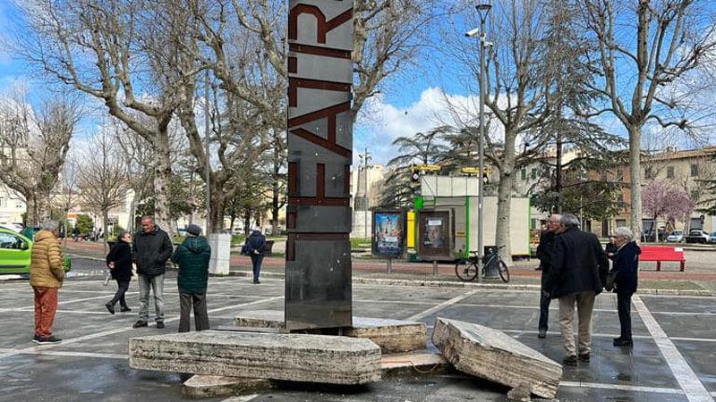 Choc in piazza Gramsci a Castelfiorentino: un mezzo di Alia rompe l’obelisco