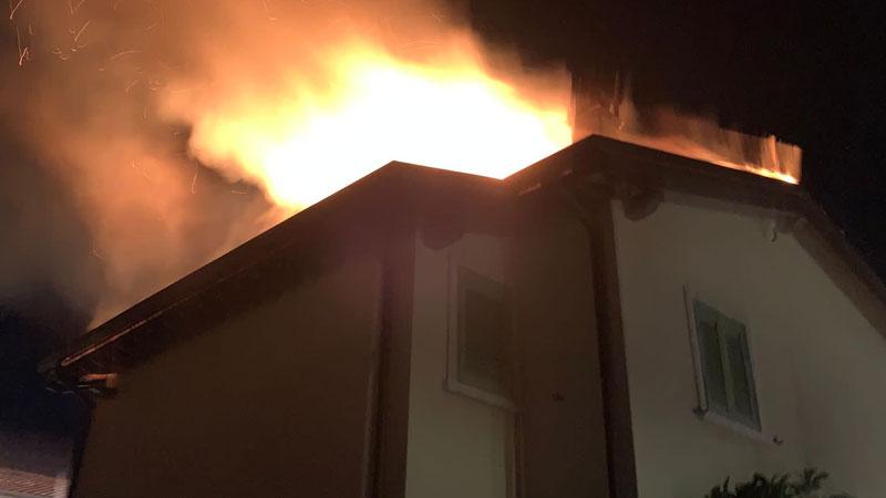 Le fiamme divampano dal tetto. Distrutta la casa dell’esponente politico Mirco Baldi