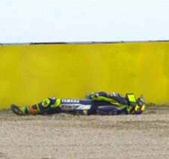 Lorenzo sfrutta la pioggia, paura Rossi 