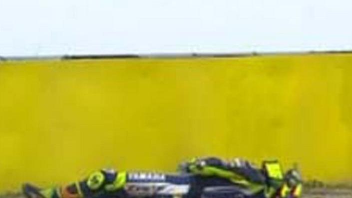 Lorenzo sfrutta la pioggia, paura Rossi