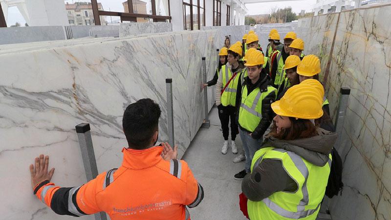 La storia del marmo incontra gli alunni: l’istituto Zaccagna esplora la Franchi Umberto