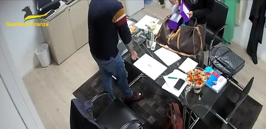 
	Un'immagine fornita dalla Guardia di Finanza scattata durante l'indagine contro il giro di fatture false nel settore conciario

