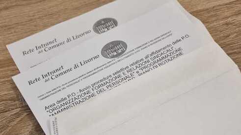 Livorno, il corvo e gli incarichi: «O è Nostradamus o il sindaco chiarisca»