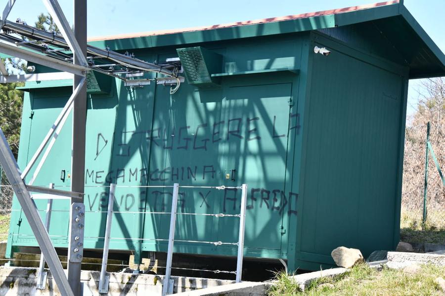 Attentato fallito a due tralicci: scritte per Cospito