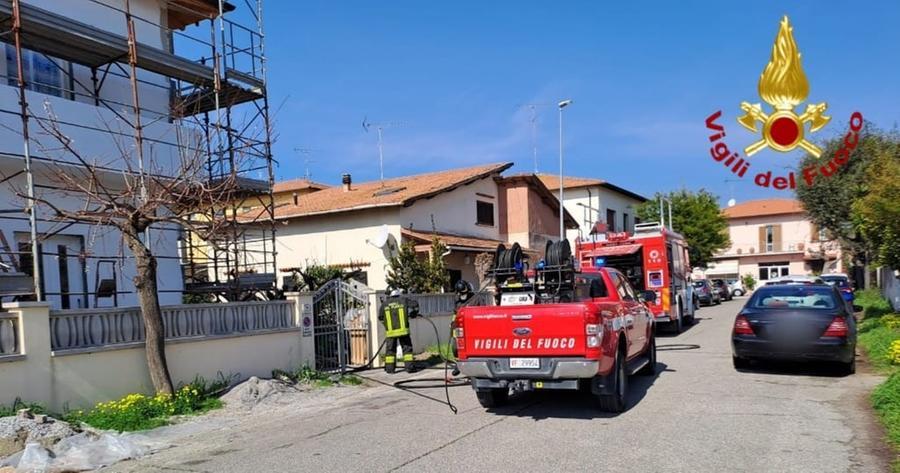 Rosignano, incendio dentro una taverna: le fiamme partite da una lavatrice, locale distrutto