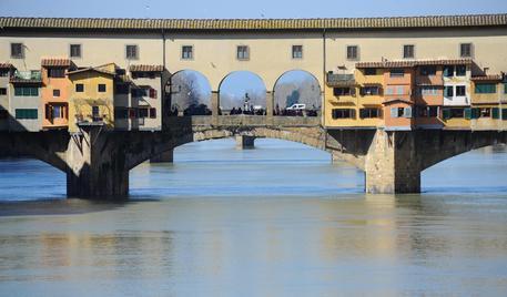 Scrive il suo nome su Ponte Vecchio, multata una turista