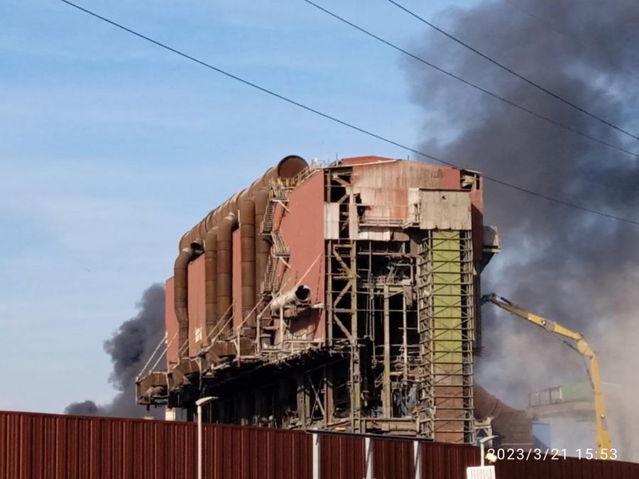 
	La colonna di fumo originata dall'incendio

