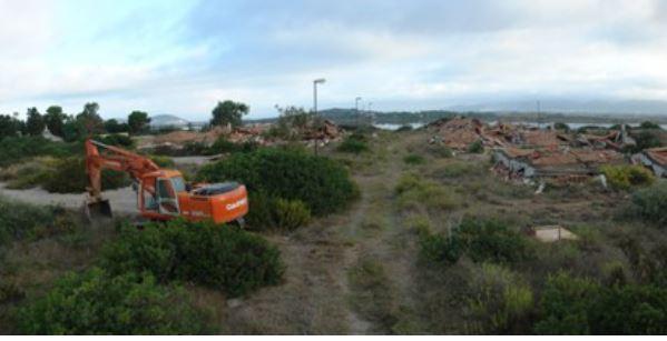 Lottizzazione abusiva in demolizione a Sant’Anna Arresi: è finita la lunga vicenda delle case di Corrumanciu
