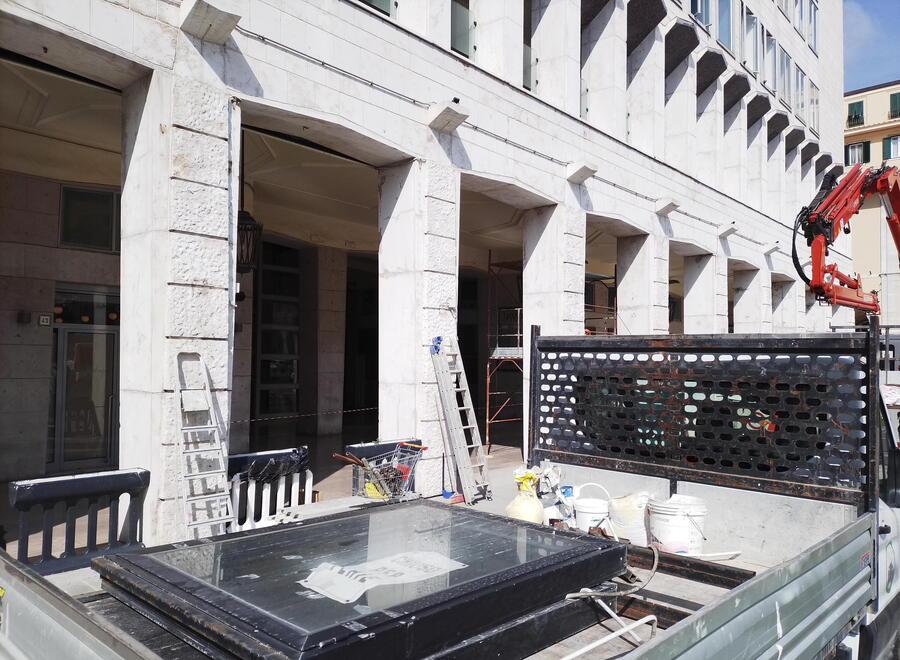 Lavori in corso a Palazzo Grande, via l’insegna dell'ex cinema multisala&nbsp; 