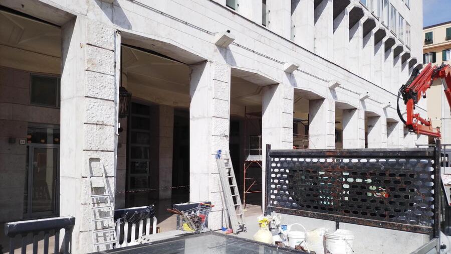 Lavori in corso a Palazzo Grande, via l’insegna dell'ex cinema multisala 