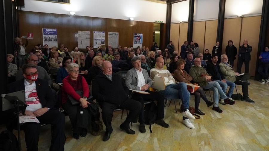 I candidati ai consigli di zona nella sede del Tirreno, in viale Alfieri (Foto Franco Silvi)