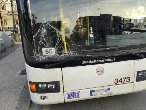 Armato di coltello fa una rapina in tabaccheria e poi scappa ma finisce contro un bus, preso