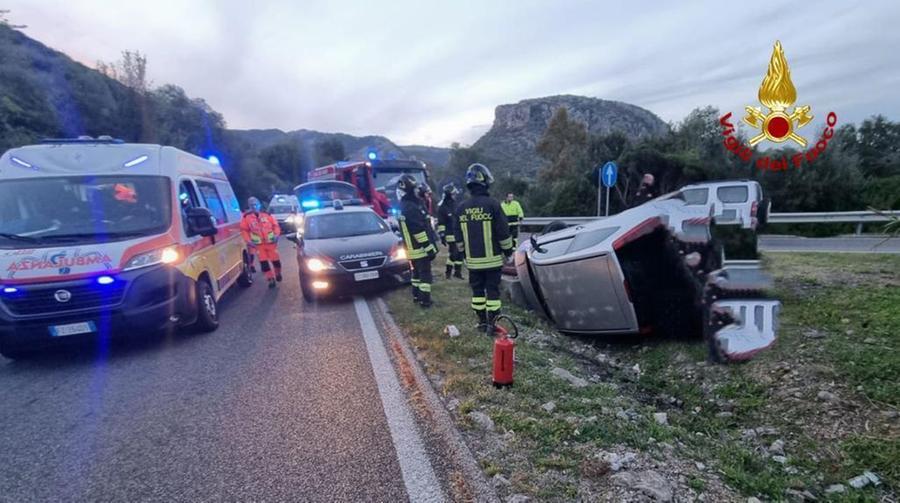 Perde il controllo dell’auto nell’innesto tra 131 Dcn e statale 125 e si ribalta nell’aiuola spartitraffico