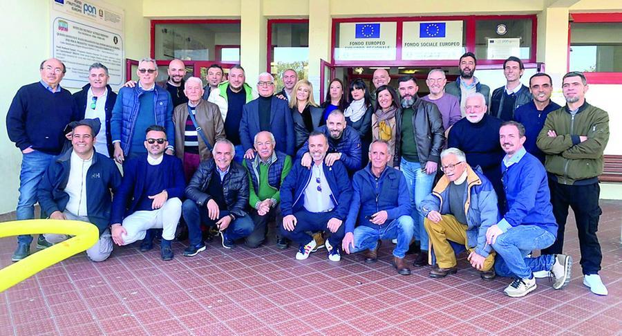 
	Foto di gruppo davanti alla scuola, l'iniziativa &egrave; stata di Simone Muntone, oggi architetto, che ha coinvolto gli ex compagnia e i docenti

