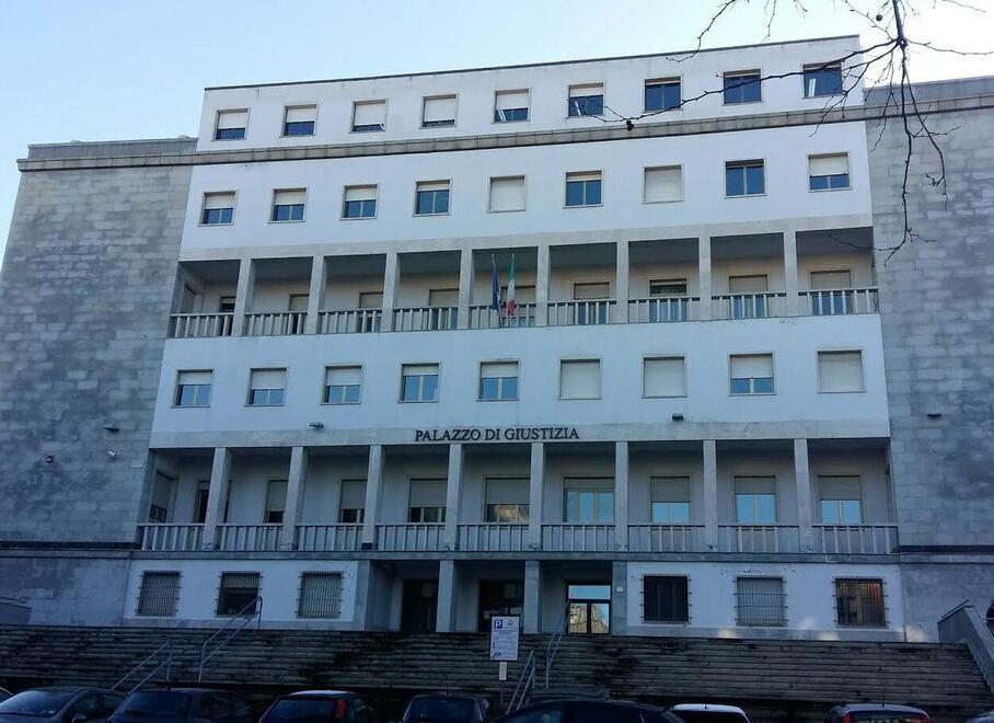 Nuoro, 88enne consola in aula il corriere che investì e uccise il marito