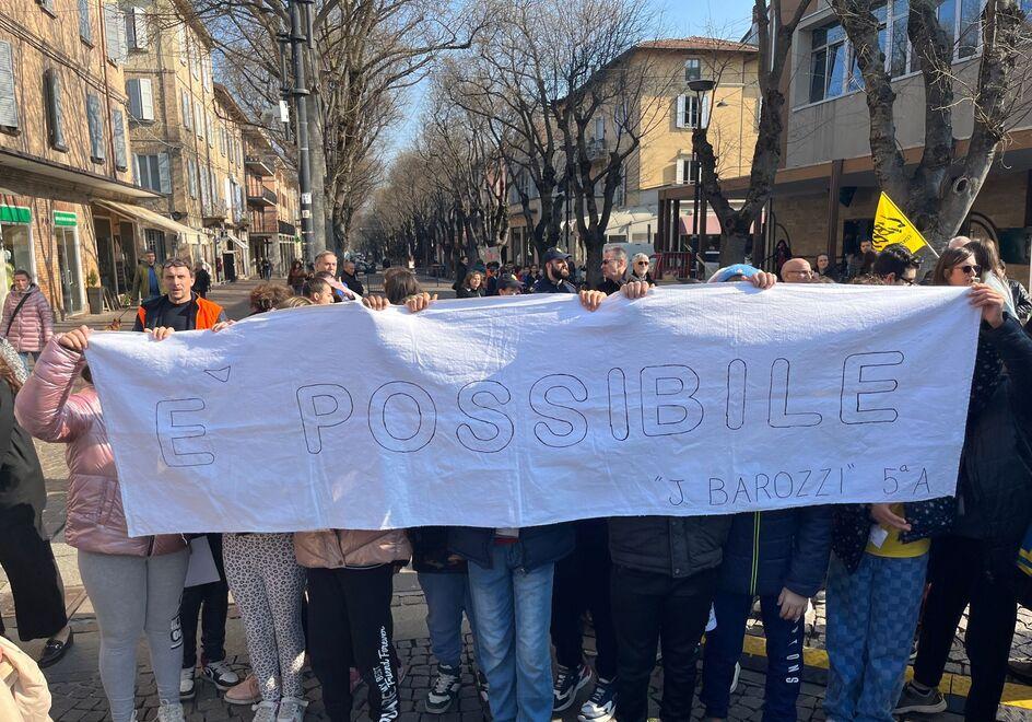 Vignola «Stare dalla parte giusta» L’abbraccio dei ragazzi alle vittime della mafia 