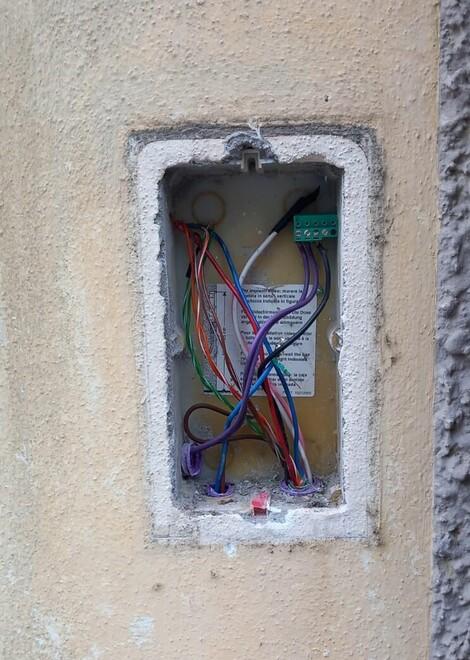 Modena Banda dell’ottone alla riscossa: rubate placche e pulsantiere di citofoni