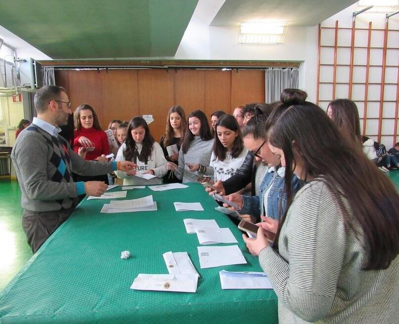 Modena La sfida per 350 studenti di otto scuole Stare senza smartphone per due giorni 