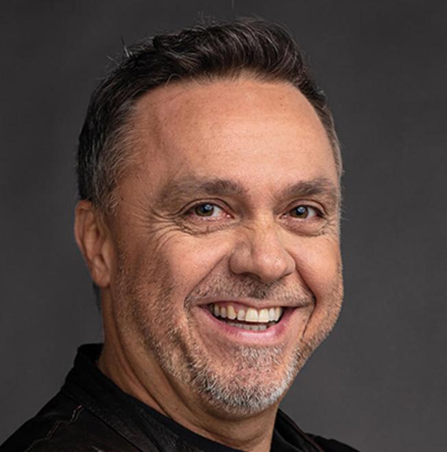 Gabriele Cirilli «A Modena per scoprire talenti della risata e raccontare di me» 