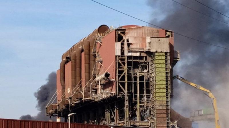 Piombino, fiamme dentro alla fabbrica Jsw: le cause dell’incendio e quelle demolizioni che preoccupano